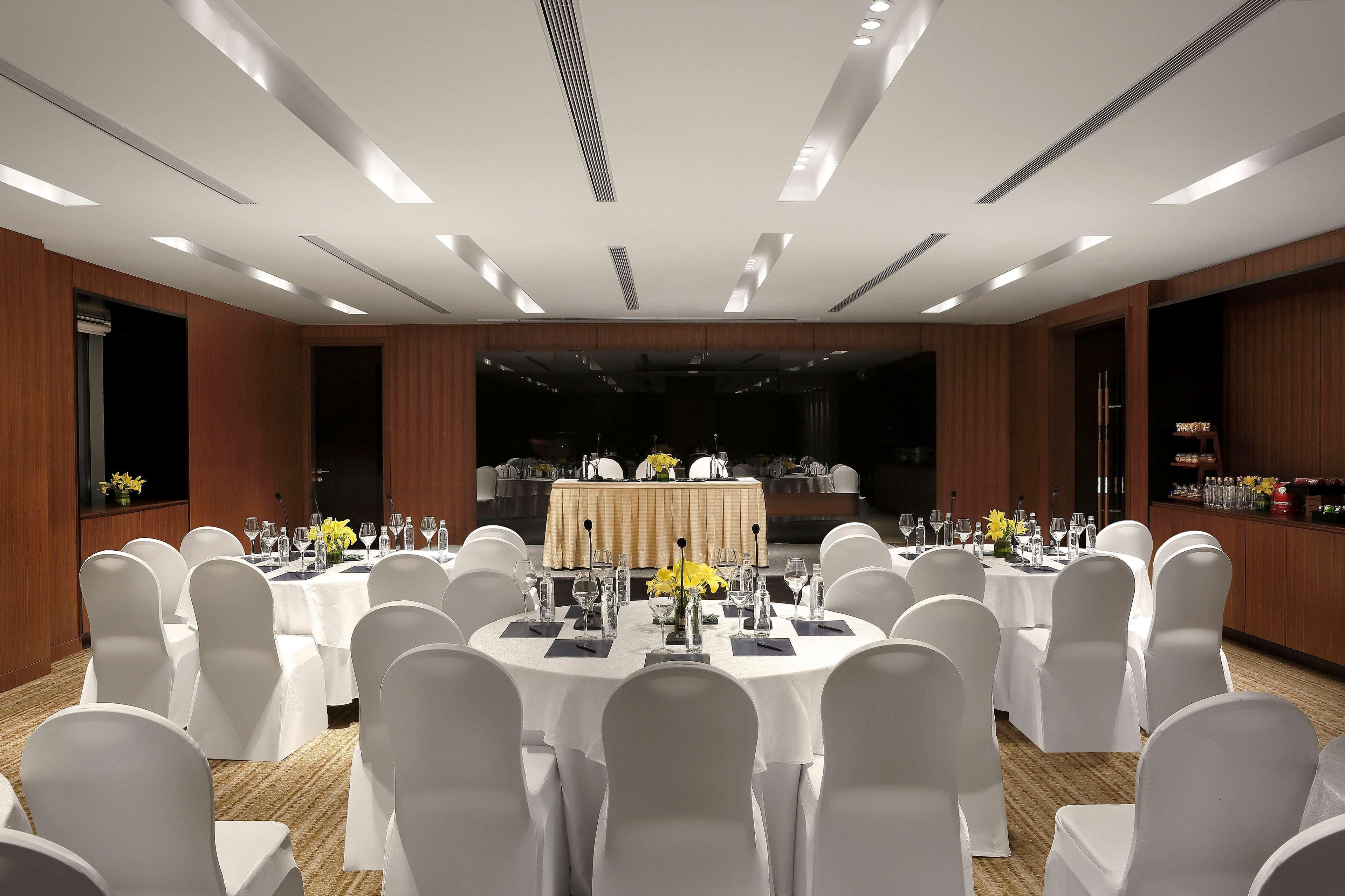 Hilton Bangalore Embassy GolfLinks Bagian luar foto