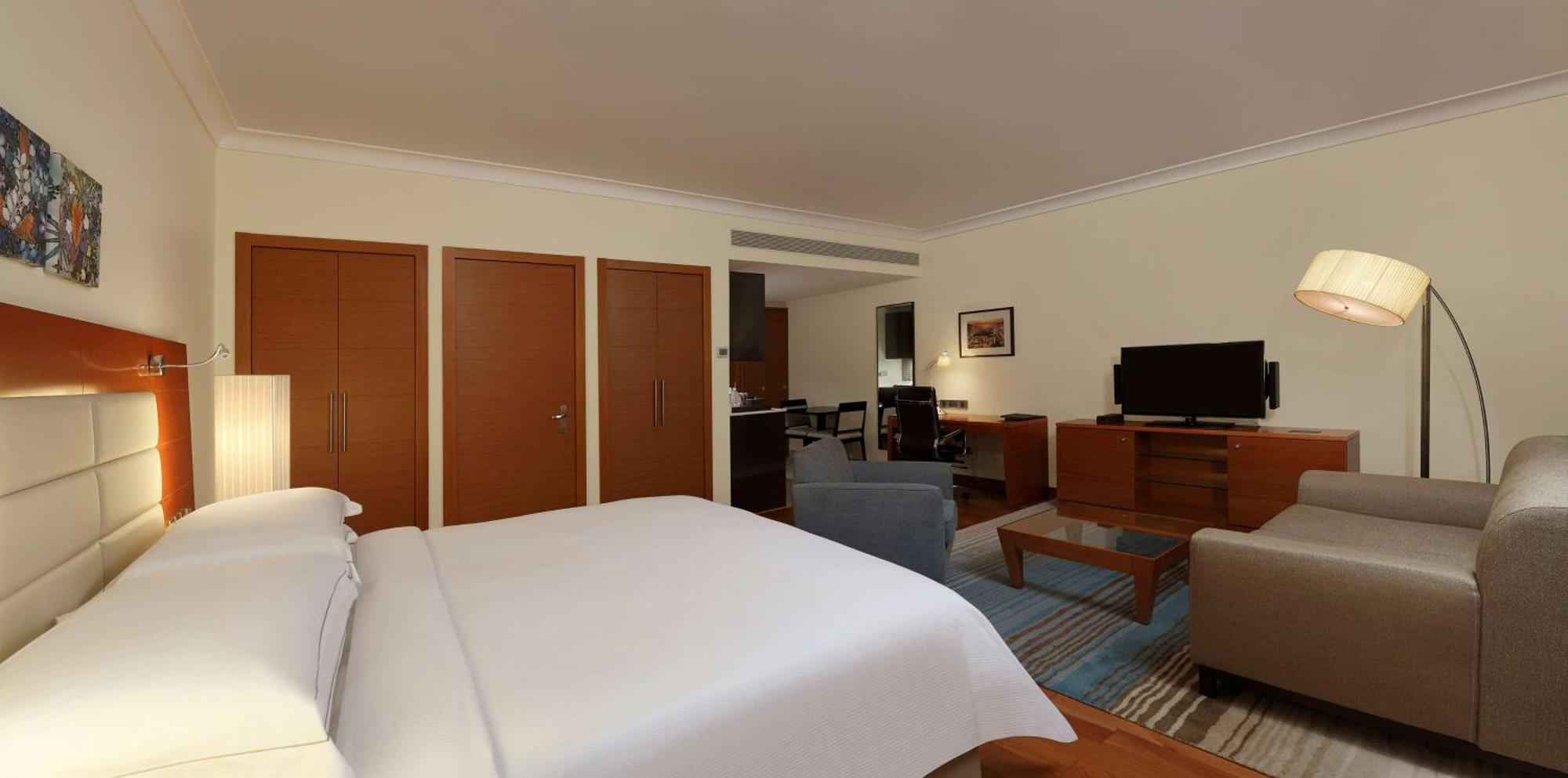 Hilton Bangalore Embassy GolfLinks Bagian luar foto