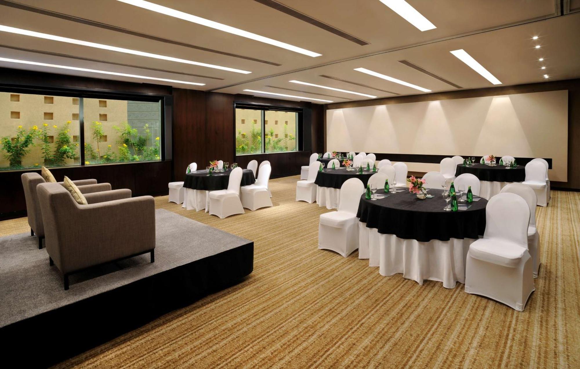 Hilton Bangalore Embassy GolfLinks Bagian luar foto
