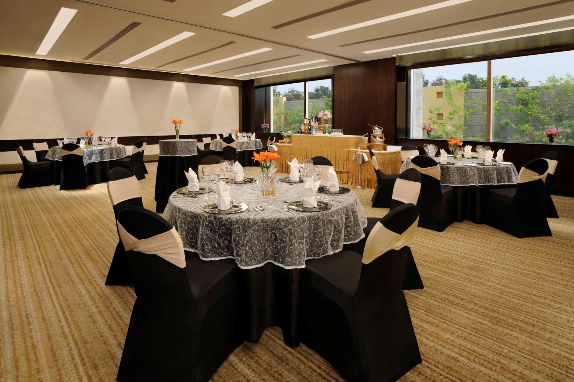 Hilton Bangalore Embassy GolfLinks Bagian luar foto