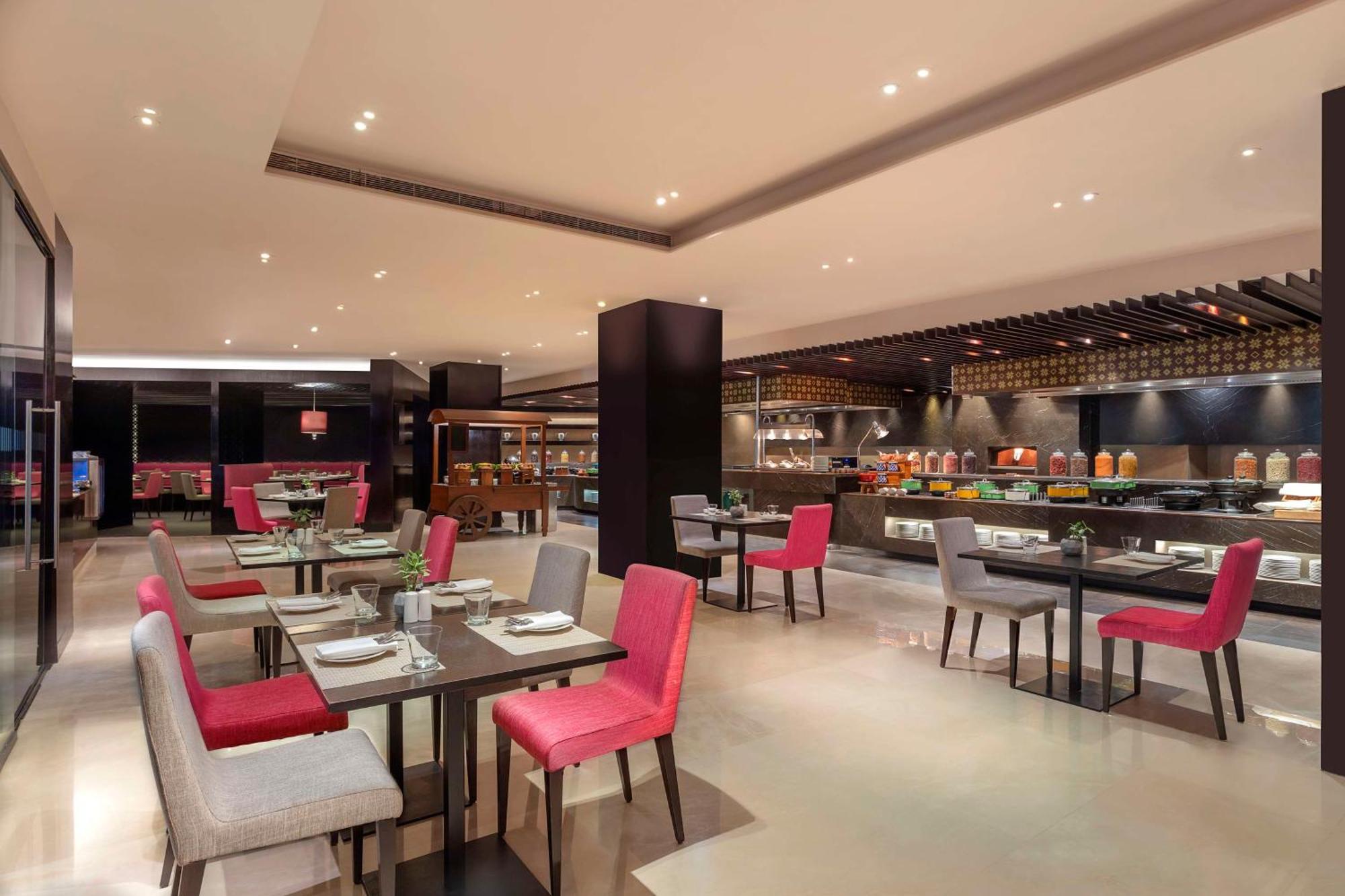 Hilton Bangalore Embassy GolfLinks Bagian luar foto